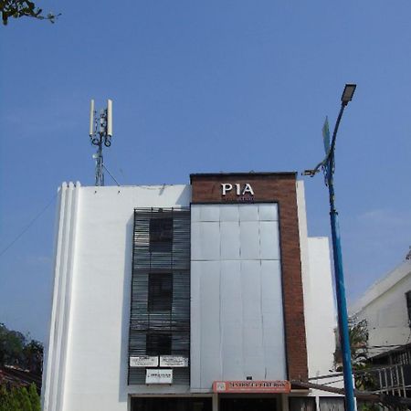 Pia Hotel Сиребон Екстериор снимка