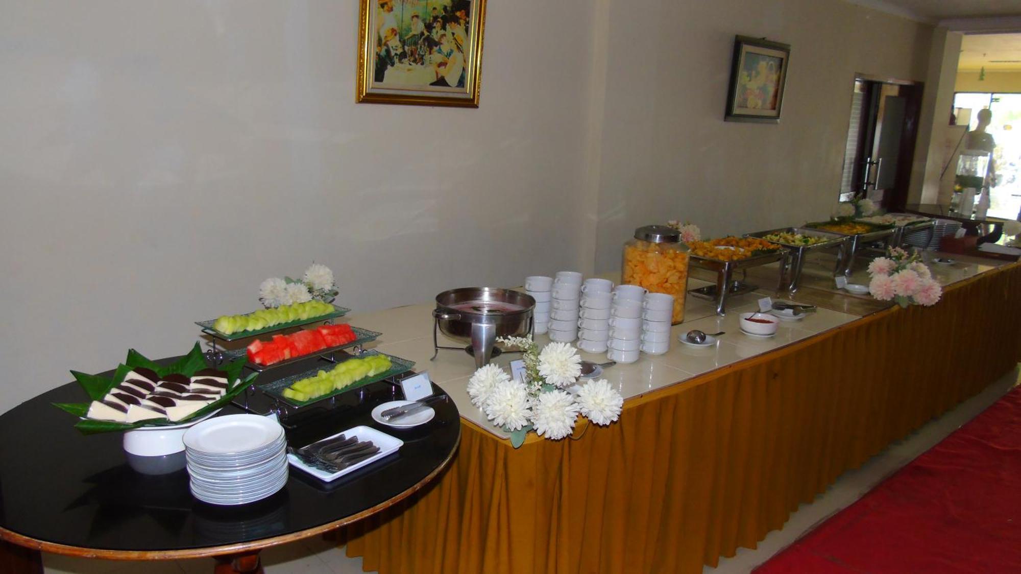 Pia Hotel Сиребон Екстериор снимка