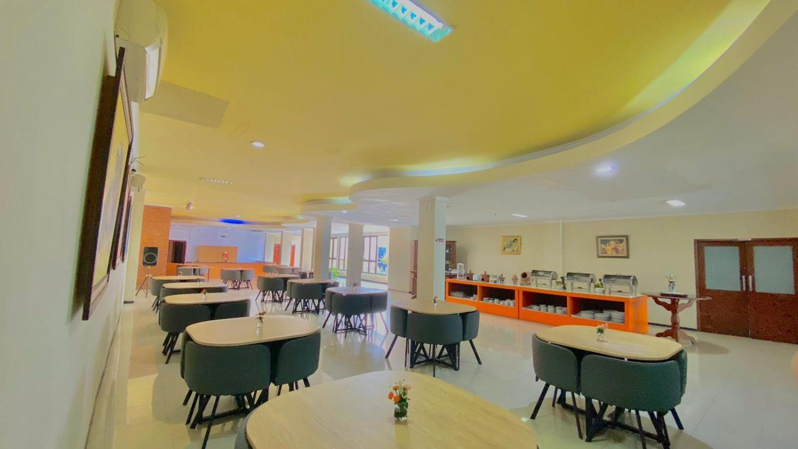 Pia Hotel Сиребон Екстериор снимка