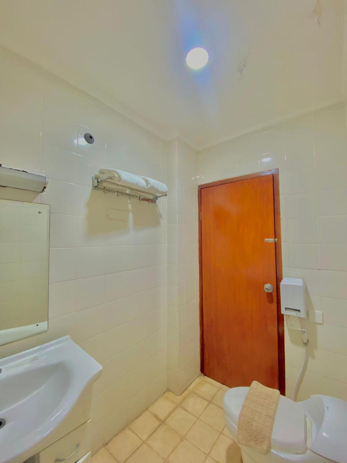Pia Hotel Сиребон Екстериор снимка